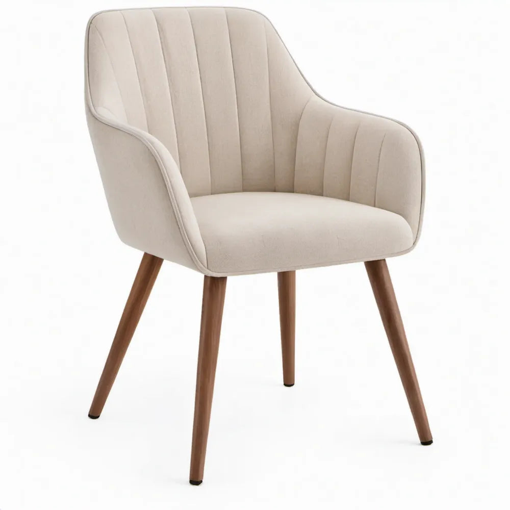 Beige gestoffeerde eetkamerstoel met armleuningen en bruine beukenhouten poten, 85 x 58 x 62 cm